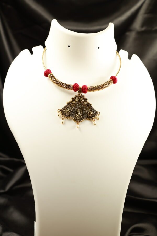 Elegant Handmade Gold Toned Hasli Necklace - Image 2