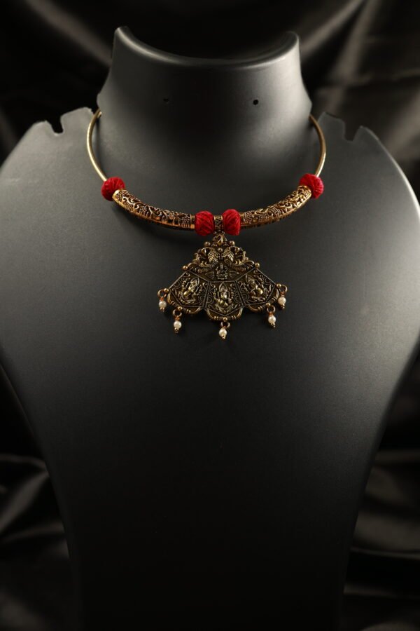 Elegant Handmade Gold Toned Hasli Necklace - Image 3