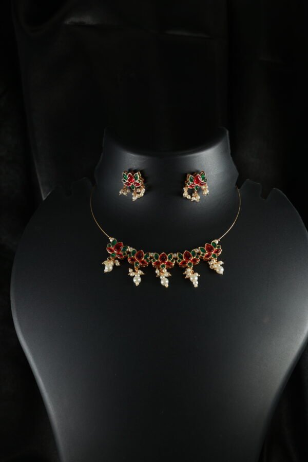 Elegant Memory Wire Choker with Gold Jadau Design