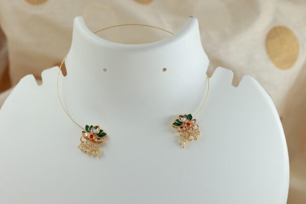 Elegant Gold Choker Necklace with Green Jadau Lotus Design - Image 2